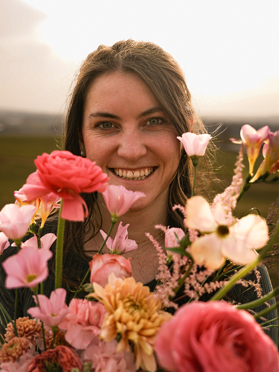 Annabell mit Blumenstrauß