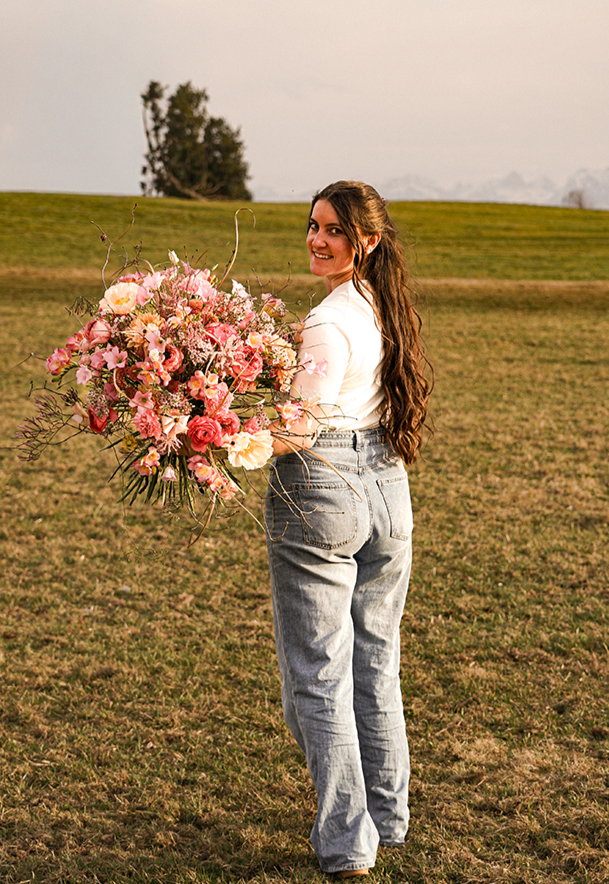 Annabell auf Wiese mit Blumenstrauß
